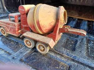 lot 49 image: Tonka Cement Truck Sandbox Toy