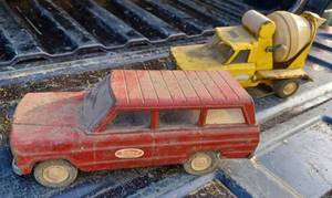 lot 50 image: Two Tonka Jeep Units Sandbox Toys, Cement Truck and a Carryall - Missing Tailgate