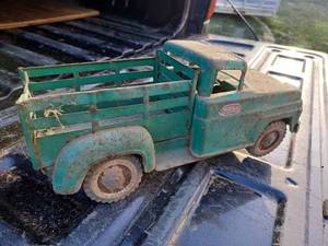 lot 51 image: Vintage Blue Tonka Step Side Pickup Sandbox Toy