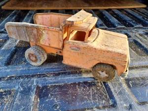 lot 53 image: Vintage Tonka Dump Truck Sandbox Toy