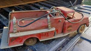 lot 55 image: Vintage Tonka Pumper Fire Truck - Missing Parts and the Top of the Cab is Not Attached, Sandbox Toy