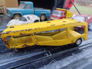 lot 58 image: Tonka Jeep Pickup and Five Tonka Minis - All Sandbox Toys, Mini Pickup is Missing an Axle and Wheels