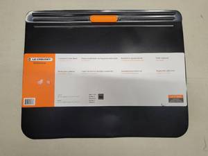 LE CREUSET 46 Cm X 36 Cm Insulated Cookie Sheet - Slightly Dented (see photos)