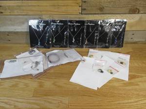 lot 124 image: Lot of Misc Jewelry (15 pieces)