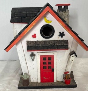 lot 6 image: Birdhouse 10 x 9