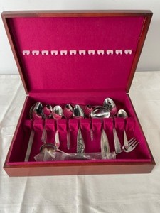 lot 47 image: Lot of 32 NON-MATCHING Flatware with Case