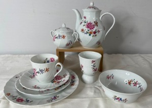 lot 49 image: Lot of 8 Pieces of Bernardaud Limoges Lowestoft China