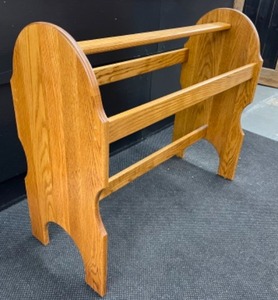 lot 26 image: Large Oak Quilt Rack