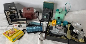 lot 76 image: Vintage Camera lot of 5 cameras and one resin camera booked