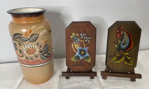 lot 96 image: Rosemaling Vase & Plaques