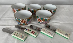 lot 106 image: 5 Cups Made in Japan, Mahjong Tile Handled Spreaders