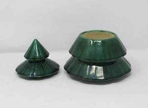 lot 26 image: Ceramic Christmas tree cookie jar by Byron Molds