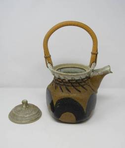 lot 113 image: Nils Lou  cup and teapot by Ken Keppers studio pottery