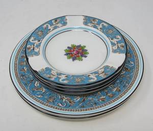 lot 133 image: 6 pieces of Wedgwood florentine ashtray, bread and butter plate and teacup