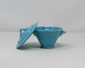 lot 139 image: Fiestaware Harley Quinn covered sugar bowl