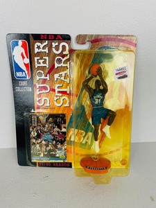 lot 21 image: NBA Super Stars - 1999-2000 Kevin Garnett Figure