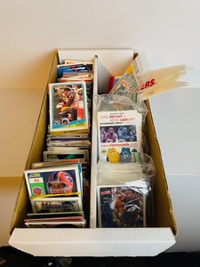 lot 60 image: 800 Sports Cards Box