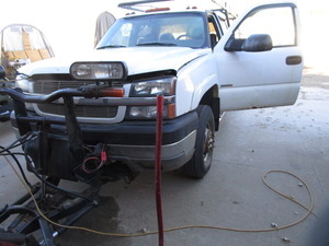 lot 2 image: Chev Duramax 2003 Dually 4x4 & Boss Plow