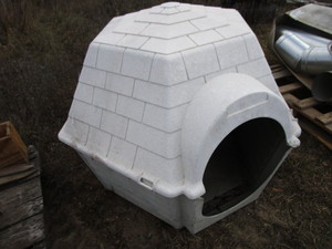 lot 42 image: Dog House