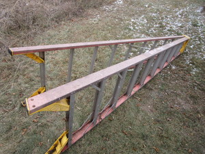 lot 23 image: Fiberglass 10ft Ladder