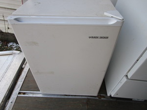 lot 109 image: B&D Mini Refrigerator