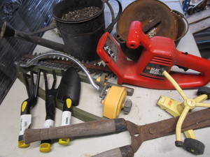 lot 137 image: Garden Tools