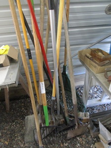 lot 174 image: Yard Hand Tools