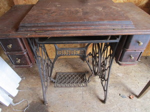 lot 228 image: Singer Treadle Sew Machine
