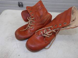 Pair of Womens Insulated Boots Size 9M
