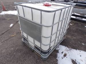 Tote Tanks Liquid Storage Container on Metal Pallet