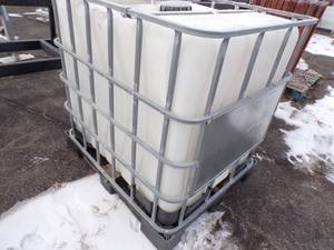 Tote Tanks Liquid Storage Container on Metal Pallet