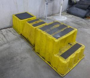 3 plastic stepsrisers