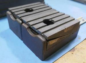 Pair of leveling blocks