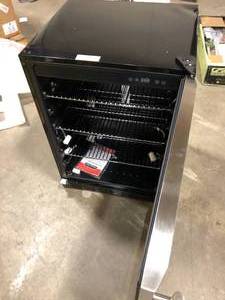 lot 41 image: Magic Chef Beverage 23.4 in. 154 (12 oz.) Can Beverage Cooler, Stainless Steel Customer Returns See Pictures