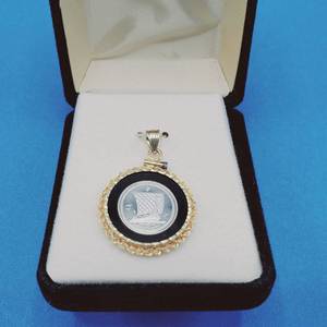 lot 9 image: Isle of Man 120 oz Platinum Noble BU in 14K Bezel & Display Box