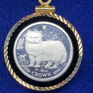 lot 12 image: 1989 Isle Of Mann 110 Ounce Platinum Crown Cat Coin In 14k Gold Bezel Proof