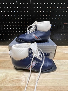 lot 83 image: Cross Country Ski Boots