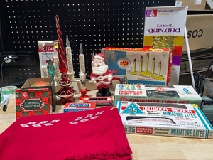 lot 2 image: Vintage Christmas Items