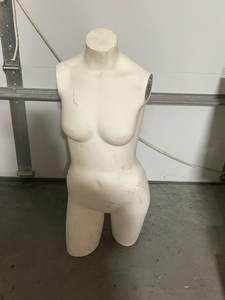 lot 3 image: Mannequin