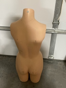 lot 4 image: Mannequin