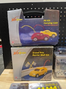 lot 7 image: Zip Zaps Micro RC Set