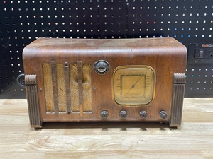 lot 14 image: Coronado Short Wave Radio