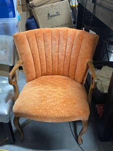 lot 23 image: Mid Century Chair