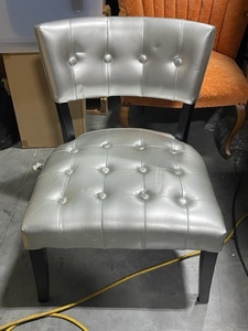 lot 24 image: Mid Century Chair