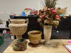lot 25 image: Home Decor
