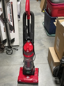 lot 27 image: Dirt Devil Vacuum