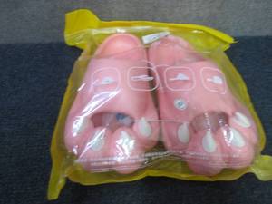 lot 7 image: Animal Paw Slippers Size 4041...