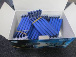 lot 14 image: 60 pk VCR II Twin Blade Razors...