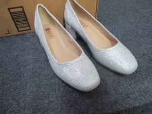 lot 93 image: Size 5.5 Sparkly Pumps...