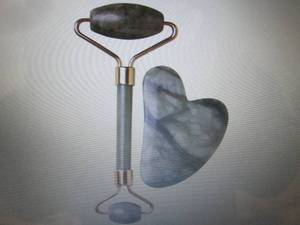 lot 108 image: 3 RoselynBoutique Gemstone Jade Rol...